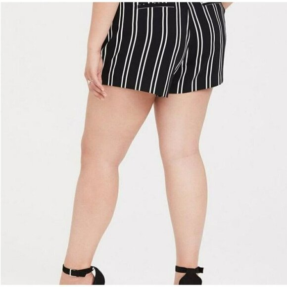 Torrid Black White Striped Shorts Womens High Rise Tie Front Belt Pockets Sz 14 - Picture 3 of 10